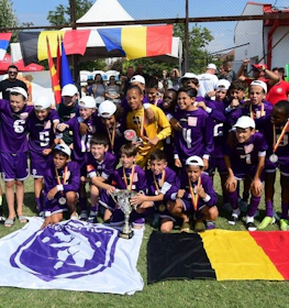 Echipa de fotbal tineret sărbătorind victoria la Cupa Ilinden