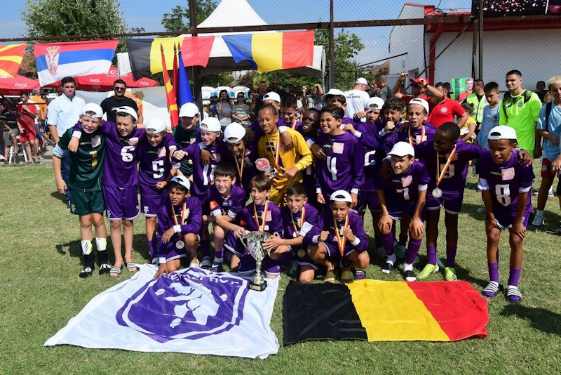 Genç futbol takımı Ilinden Kupası'nda zafer kutlaması yapıyor