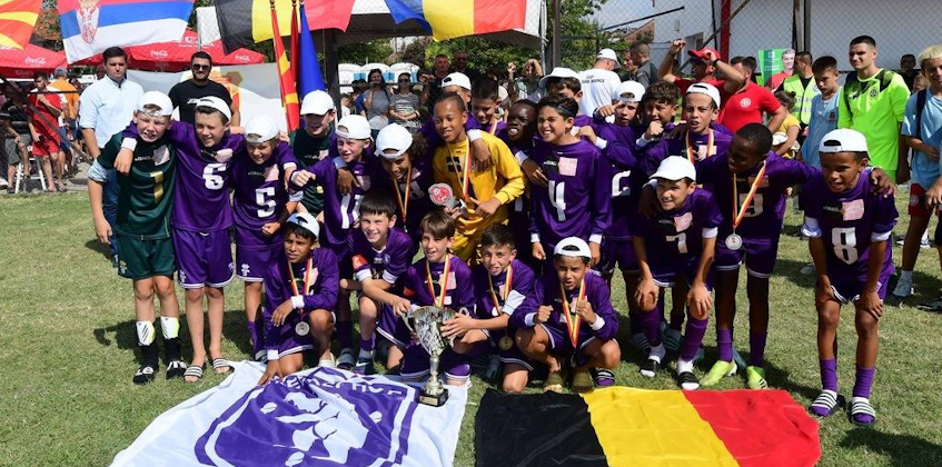 青少年足球队在伊林登杯庆祝胜利