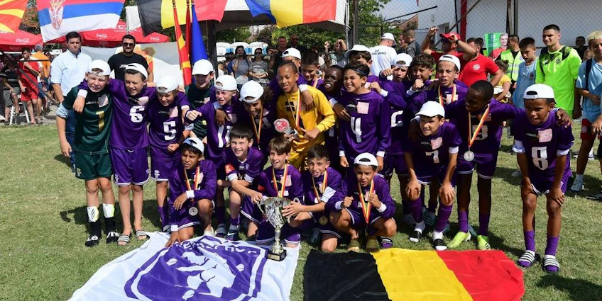 Equipe de futebol juvenil comemorando vitória na Copa Ilinden