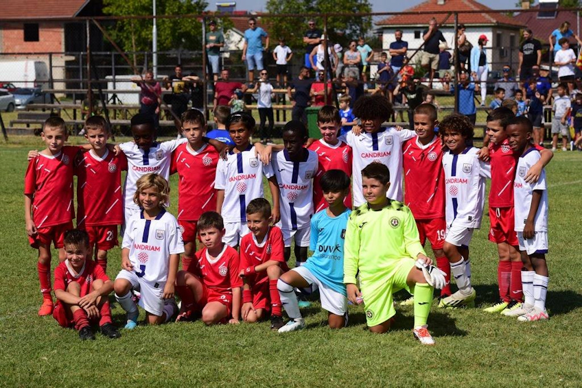 青少年足球队参加伊林登杯锦标赛