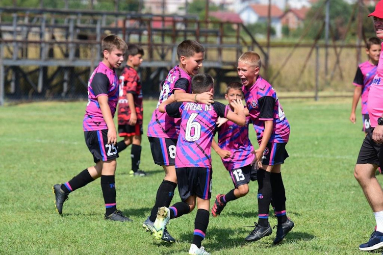 Laste jalgpallimeeskond tähistab väravat Ilinden Cup turniiril