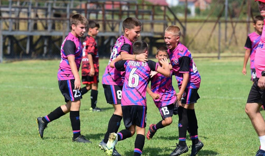Dziecięca drużyna piłkarska świętuje gola na turnieju Ilinden Cup