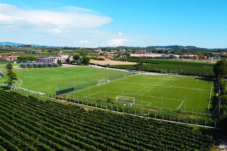 Ποδόσφαιρο Veronello με πράσινο χορτάρι σε αγροτικό περιβάλλον