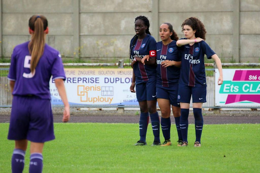 Women's football team lining up for a free kick at the Tournoi National Féminin tournament.