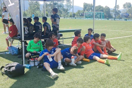 Alijó कप टूर्नामेंट में बेंच पर आराम करते युवा फुटबॉल खिलाड़ी