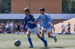 हर्मीस डीवीएस इंटरनेशनल यूथ कप टूर्नामेंट में फुटबॉल मैच, दो युवा खिलाड़ी गेंद के लिए प्रतिस्पर्धा कर रहे हैं।