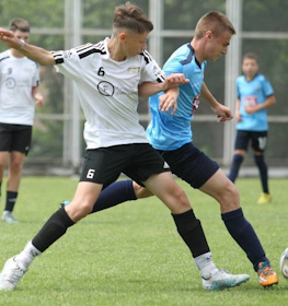 Sofia Summer Cup turniiril jalgpallimatš, kus kaks mängijat võitlevad palli pärast.