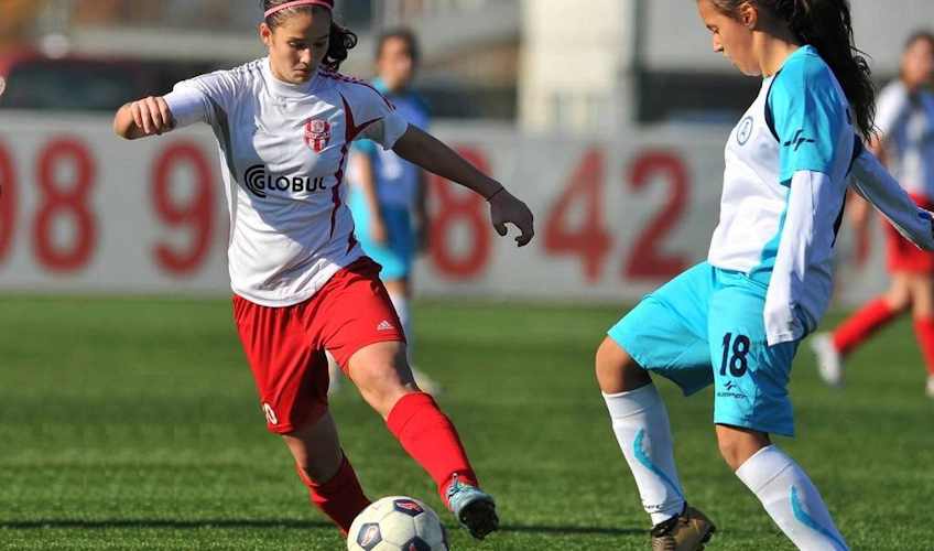 Παίκτες που αγωνίζονται για την μπάλα στο Sofia Summer Cup σε πράσινο γήπεδο