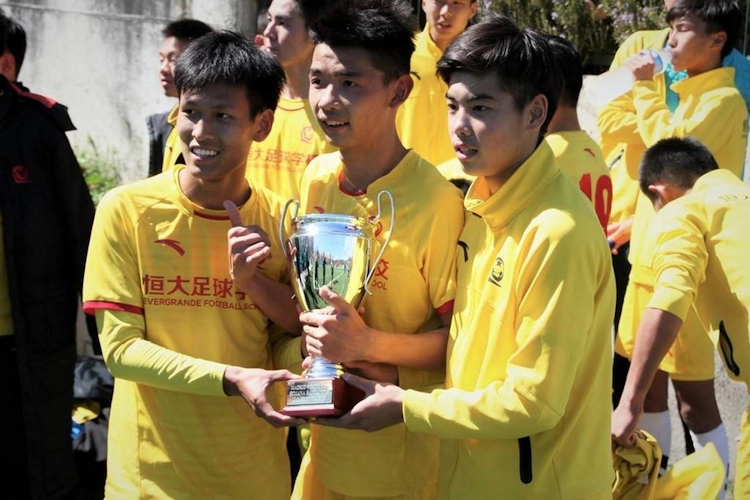 Játékosok egy trófeával az U18 Madrid Youth Cup nyári focitornán