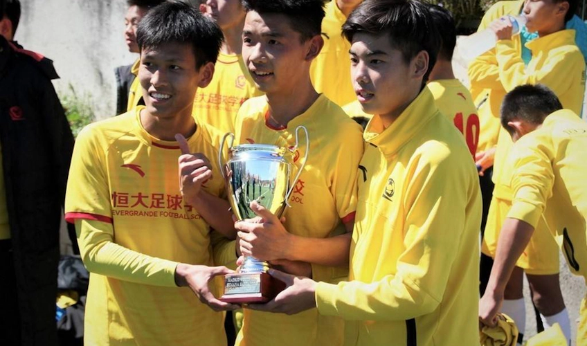 Zawodnicy z trofeum na turnieju piłkarskim U18 Madrid Youth Cup