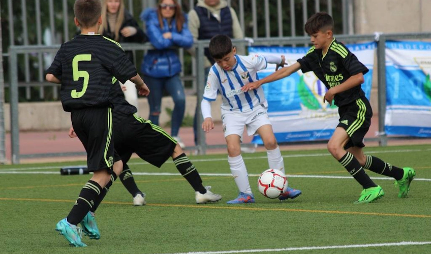 Ungdomar spelar fotboll i Madrid Youth Cup Easter-turneringen
