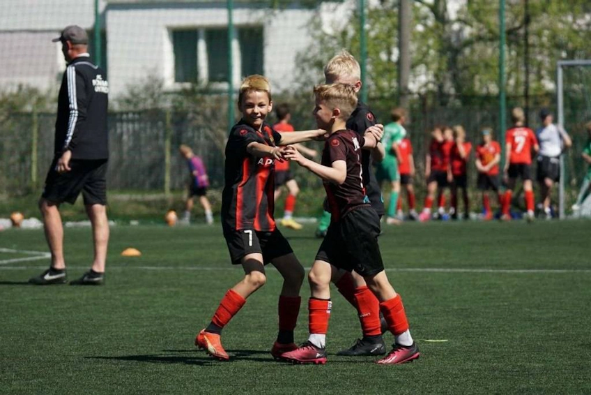 Spelare firar ett mål på Summer Finest League på fotbollsplanen